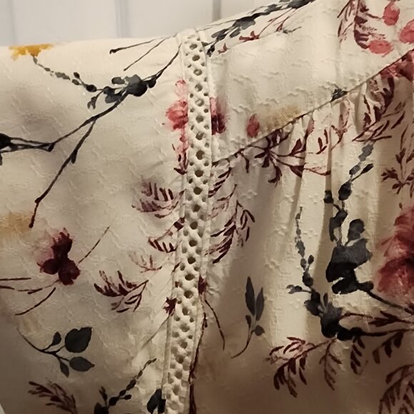 Buffalo David Bitton summery top w-lace detail on the sleeve & keyhole tie neck - Picture 3 of 3